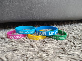Pulseras de silicona 'natureenglish' y 'Level Up'