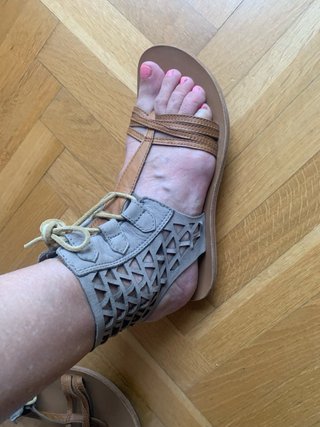 Sandalias Sorel piel natural, puestas un rato