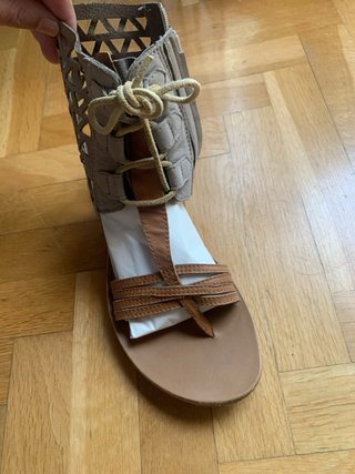 Sandalias Sorel piel natural, puestas un rato