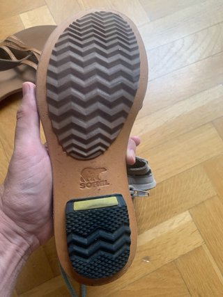 Sandalias Sorel piel natural, puestas un rato