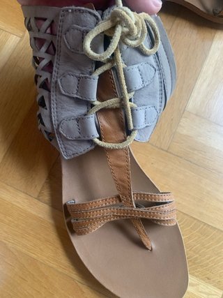 Sandalias Sorel piel natural, puestas un rato