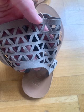 Sandalias Sorel piel natural, puestas un rato