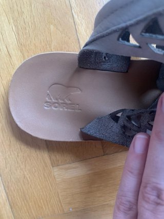 Sandalias Sorel piel natural, puestas un rato