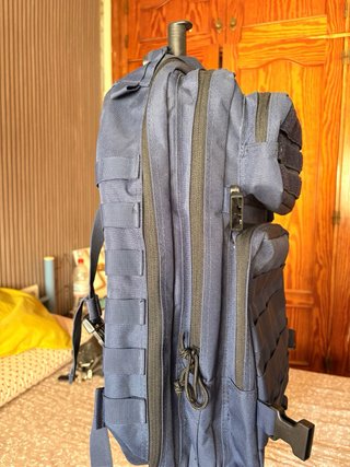 Mochila de viaje azul con parches