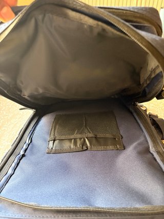 Mochila de viaje azul con parches
