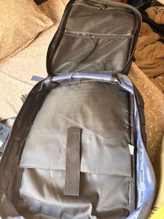 Mochila de viaje azul con parches