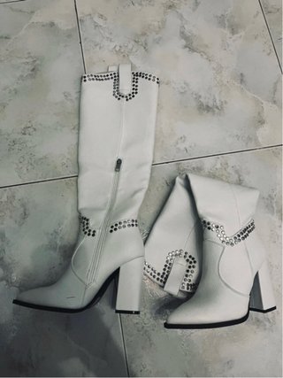 Botas altas blancas con tachuelas