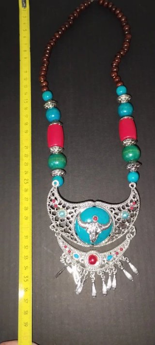 Collar llamativo con colgante de toro