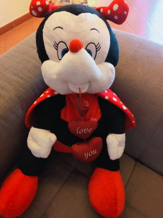 Peluche gigante Minnie con cuori