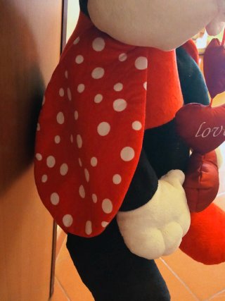 Peluche gigante Minnie con cuori