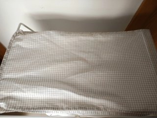 Cesto para ropa de tela y metal