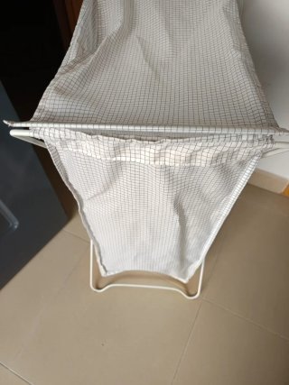 Cesto para ropa de tela y metal