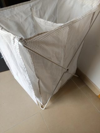 Cesto para ropa de tela y metal