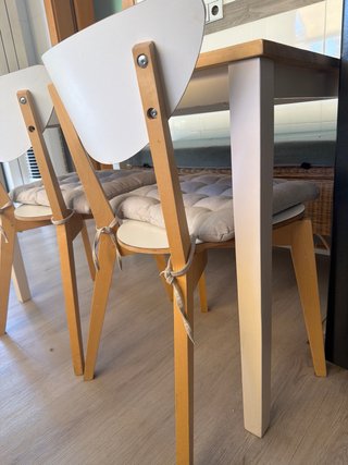 Mesa de comedor y 2 sillas