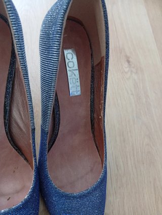 Zapatos de tacón brillantes azul plateado