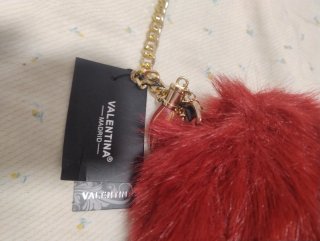 Bolso pelo burdeos con cadena dorada