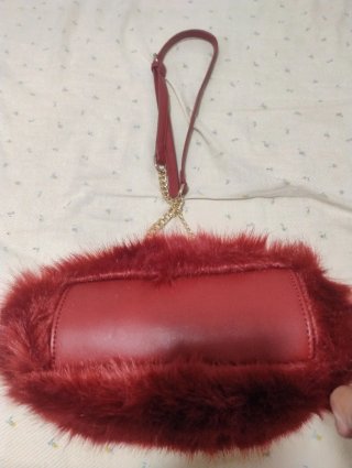 Bolso pelo burdeos con cadena dorada