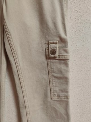 Pantalón cargo de niña talla 10 años de Zara.