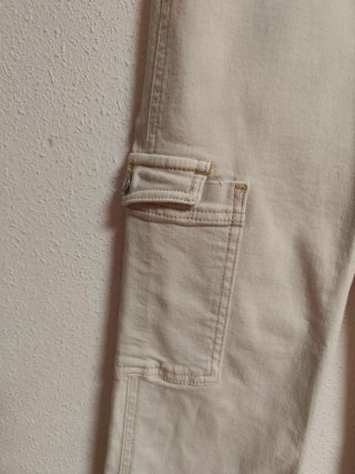 Pantalón cargo de niña talla 10 años de Zara.