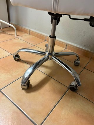 Sedia da ufficio bianca in pelle