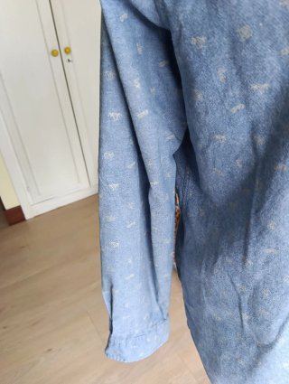 Camisa azul estampada hombre
