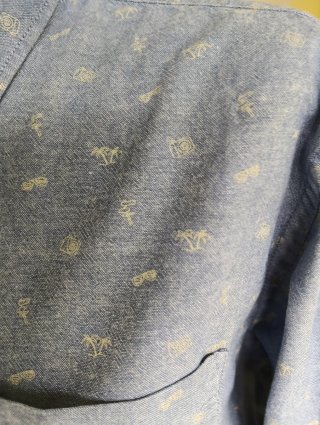 Camisa azul estampada hombre