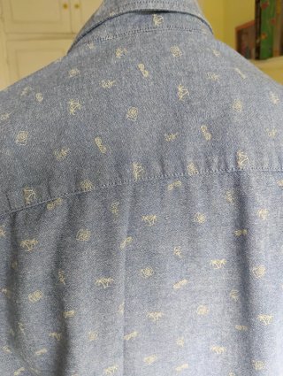 Camisa azul estampada hombre