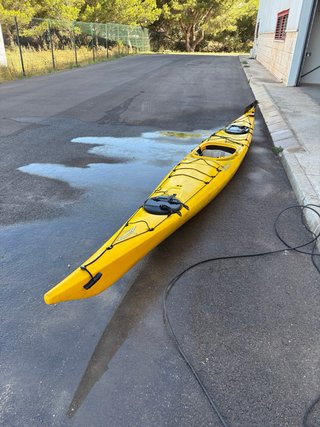 Kayak de travesía amarillo