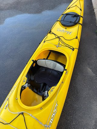 Kayak de travesía amarillo