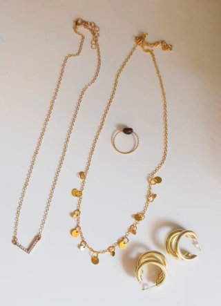 Conjunto de bisutería dorada