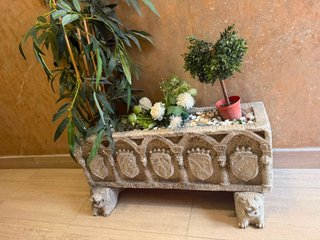Jardinera de piedra con relieve y pie