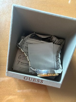 Reloj Guess Dorado y Plateado