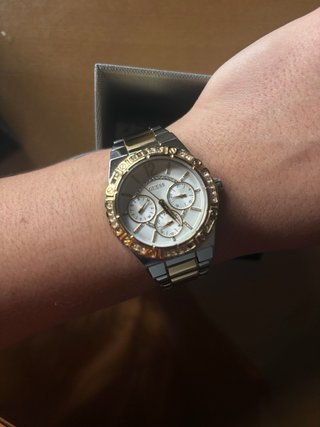 Reloj Guess Dorado y Plateado