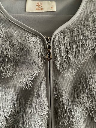 Chaqueta gris plateada con flecos