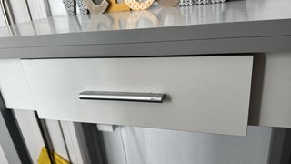 Mesa de cocina extensible gris y blanca