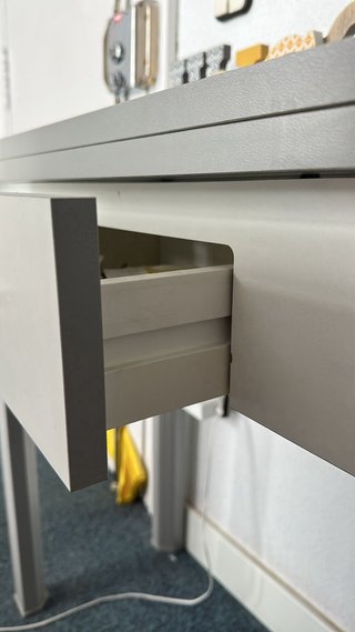 Mesa de cocina extensible gris y blanca