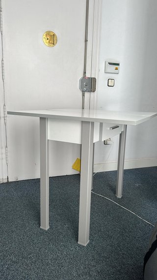 Mesa de cocina extensible gris y blanca