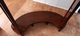 Barra de bar de madera y cristal