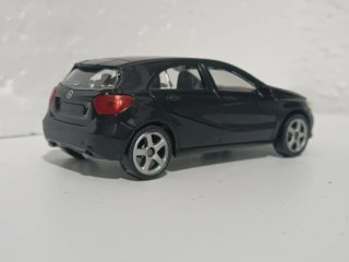 4 coches escala 1:43 variados