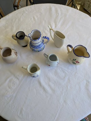 Jarras y tazas de cerámica decoradas