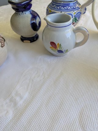 Jarras y tazas de cerámica decoradas