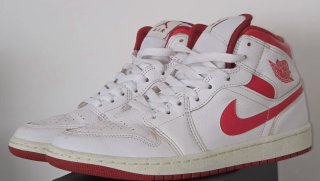 Nike Air Jordan 1 Mid Talla 40, color rojo duna.