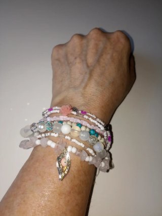 Pulsera  con abalorios y cuarzo rosa