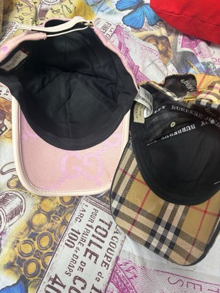 Pack Gorras Burberry y Gucci, como nuevas