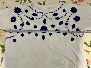 Camiseta Mango bordada flores azules