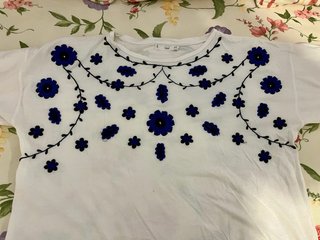 Camiseta Mango bordada flores azules