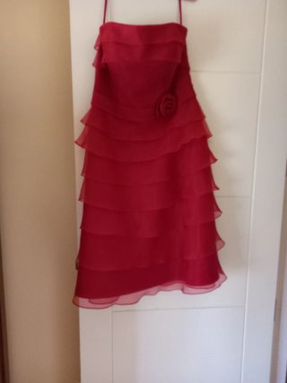 Vestido de fiesta rojo con volantes