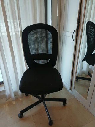 Silla de oficina ergonómica con ruedas