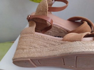 Sandalias cuña nuevas beige y marrón
