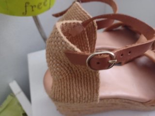 Sandalias cuña nuevas beige y marrón